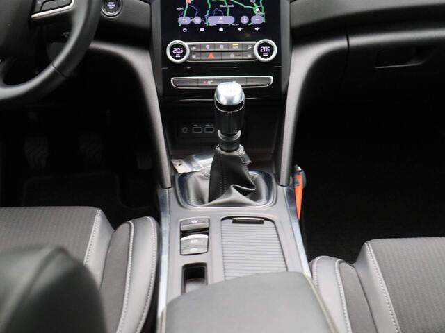 Renault MEGANE Estate 1.3 TCe 140 Techno | Trekhaak | Full-Map Navigatie | Camera | PDC Voor + Achter | Climate Control | LED Pure Vision | Keyless | 17" LMV | Privacy Glass | Apple Carplay & Android Auto
