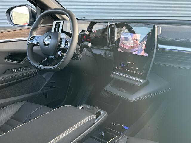 Renault MEGANE E-Tech EV60 220Pk Optimum Charge Iconic || Harman Kardon | Stoel & Stuurwielverwarming | 360 Graden Camera's | Dodehoek Detectie | Leder Interieur | 20'' Lichtmetalen Velgen | Climate Control | Navigatie
