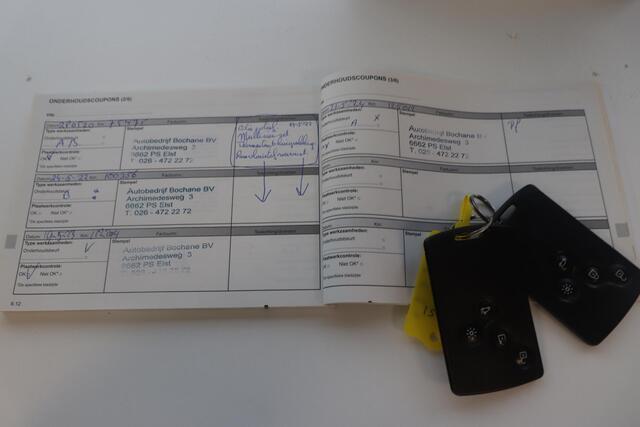 Renault MEGANE Estate 1.2 TCe Limited | Schuif kanteldak | Navigatie | Climatronic |