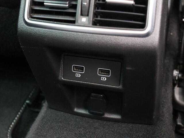 Renault MEGANE Estate 140pk TCe R.S. Line | Panorama dak | Bose | Head Uo Display | Stoelverwarming |