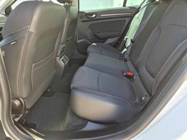Renault MEGANE Estate 1.6 E-Tech Plug-In Hybrid 160 Business Edition One / Automaat / Apple Carplay Android Auto / Stuur-, en Stoelverwarming / Cruise control / Keyless Entry/Start / Lichtmetalen wielen 16" / EAER bereik 52 km /