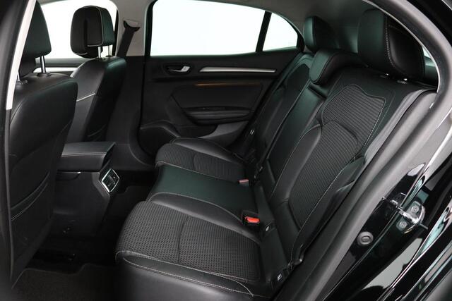 Renault MEGANE 1.5 dCi Bose | Trekhaak | Massage | Camera | Sfeerverlichting | Navigatie | Climate control | Cruise control | Parkeerhulp | Keyless
