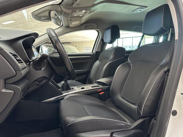 Renault MEGANE Estate 1.3 TCe Bose/ Trekhaak/ 17'' LMV/ Apple + Android/ Keyless/ Camera/ Lane-Assist./ Dode-Hoek DET./ Half-Leder/ PDC V+A/ Navi/ Clima/ Cruise/ Isofix/ Extra getint glas.