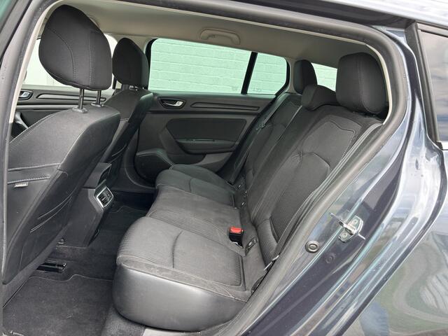 Renault MEGANE Estate 1.2 TCe Limited 6-Bak 132 PK. Nieuwe auto van de tweede eigenaar !!! Net ketting en waterpomp vervangen bij de dealer aantoonbaar !!