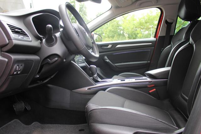 Renault MEGANE Estate 1.3 TCe Intens Parkeersensoren | CruiseControl | Apple/Android Auto | Climate Control | LMV | LED