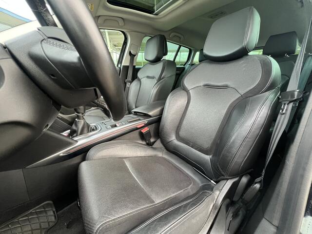 Renault MEGANE Estate 1.2 TCe 130PK Bose / Trekhaak / Schuif-Kanteldak / Leder / Adaptive Cruise / Stoelverw. /