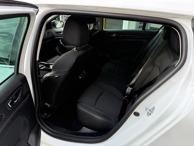 Renault MEGANE Estate 1.5 dCi Limited | NAP | Trekhaak | Key-less | Navigatie | Riem vv 2025 | Parkeersensoren | Climate Control |