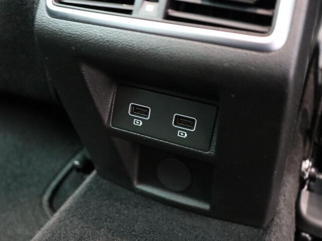 Renault MEGANE Estate TCe 140pk Techno | Dode hoek | Achteruitrij camera | Clima | Navigatie | Stoel en stuurwiel verwarming | LED.