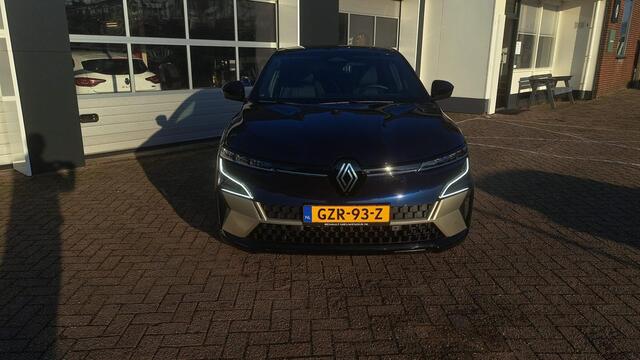 Renault MEGANE E-Tech comfort range iconic 60 kWh / Pack Advanced Driving Assist / All Season Banden / Betreft Demo vraag naar beschikbaarheid