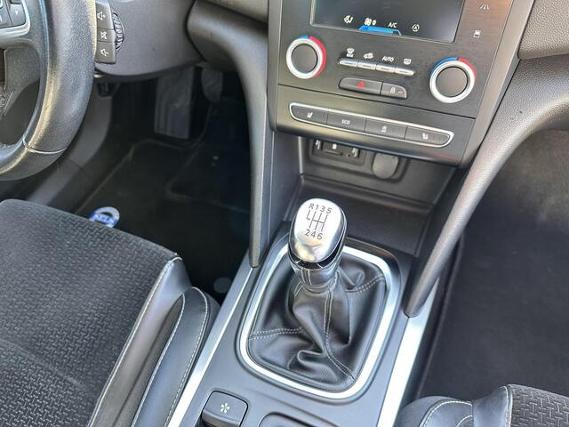 Renault MEGANE Estate 1.2 TCe Intense GROOTNAVI/18INCH/HALFLEDER/STOELVERWARMING