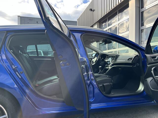 Renault MEGANE Estate 1.3 TCe Intens Airco Trekhaak 1700kg trekgewicht Cruise control Head up display Parkeersensoren voor en achter Telefoonverbinding Stuurwielbediening 5-Persoons Navigatiesysteem Lichtmetalenvelgen