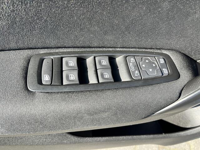 Renault MEGANE Estate 1.3 TCe Limited Airco Trekhaak Parkeerhulp voor en achter Getint glas vanaf B-styl Lichtmetalen velgen