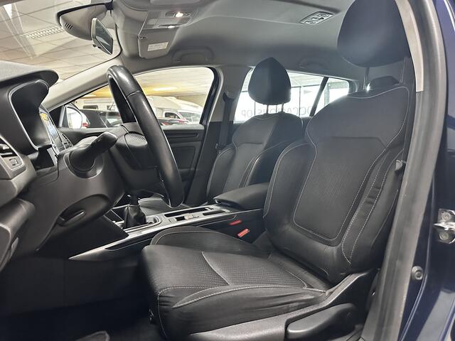 Renault MEGANE Estate 1.2 TCe Limited/ Trekhaak/ 17'' LMV/ Keyless/ PDC V+A/ DAB+/ Clima/ Cruise/ Elek. pakket/ Isofix/ Bluetooth/ Armsteun/ Multi. LEDER. Stuur/ Mistl./ Extra getint glas/ Dakrails.
