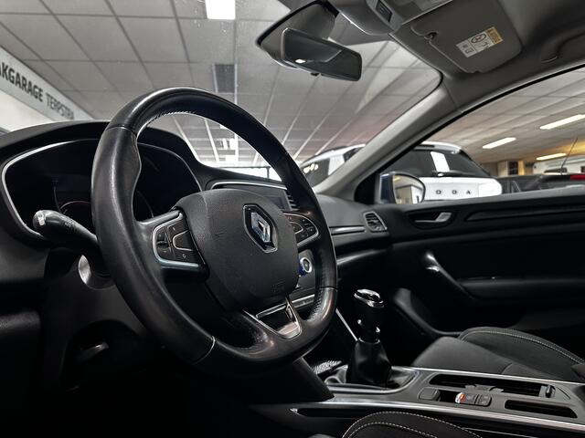 Renault MEGANE Estate 1.2 TCe Limited/ Trekhaak/ 17'' LMV/ Keyless/ PDC V+A/ DAB+/ Clima/ Cruise/ Elek. pakket/ Isofix/ Bluetooth/ Armsteun/ Multi. LEDER. Stuur/ Mistl./ Extra getint glas/ Dakrails.