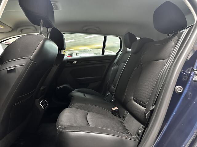 Renault MEGANE Estate 1.2 TCe Limited/ Trekhaak/ 17'' LMV/ Keyless/ PDC V+A/ DAB+/ Clima/ Cruise/ Elek. pakket/ Isofix/ Bluetooth/ Armsteun/ Multi. LEDER. Stuur/ Mistl./ Extra getint glas/ Dakrails.