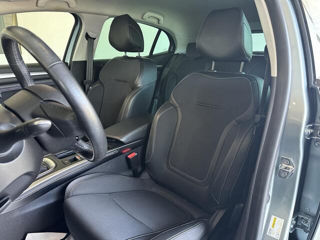 Renault MEGANE 1.3 TCe 140 Intens EDC AUTOMAAT | TREKHAAK | PARKEERSENSOREN VOOR-/ACHTER | STOEL-/STUURVERWARMING | NAVIGATIE