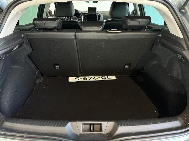 Renault MEGANE 1.3 TCe 140 Intens EDC AUTOMAAT | TREKHAAK | PARKEERSENSOREN VOOR-/ACHTER | STOEL-/STUURVERWARMING | NAVIGATIE