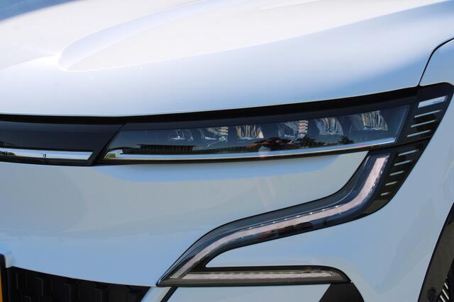 Renault MEGANE E-Tech EV60 Optimum Charge Evolution | Incl. 12 maanden garantie | Stoel/stuurverwarming | Parkeercamera | Apple carplay/Android auto | Adaptieve cruise control | Climate control | Navigatie | DAB radio |
