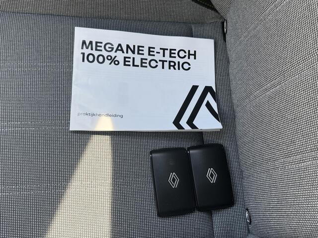Renault MEGANE E-Tech comfort range techno 60 kWh / SOH 97 % / Trekhaak / Fabrieksgarantie tot 9-2027 / Harman&Kardon Audio / Dodehoek Detectie / 360 Graden Camera / CCS Snel Laden / Navigatie / Adaptief Cruise Control / Stoelverwarming /