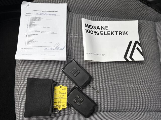 Renault MEGANE E-Tech EV40 Boost Charge Techno / Dealer onderhouden / Accu SoH 93,2 % / Navigatie / Stoel-/Stuurverwarming / Cruise Control / Climate Control / Achteruitrijcamera / Draadloze Telefoonlader / Apple Carplay Android Auto /