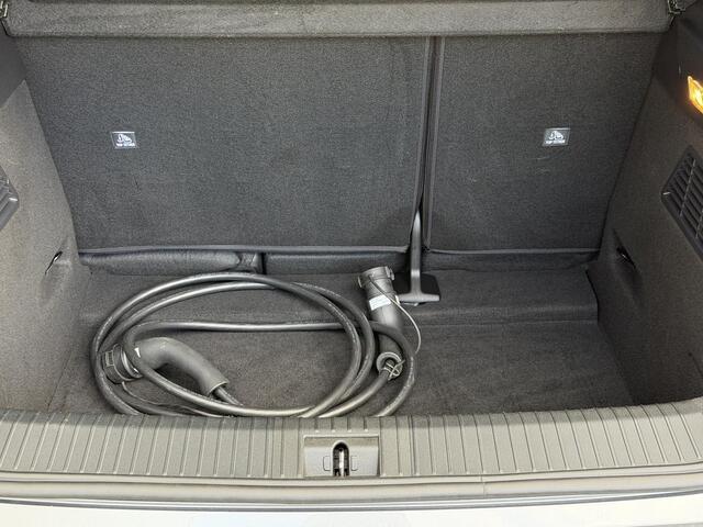 Renault MEGANE E-Tech EV60 Optimum Charge 220 Iconic / SOH 96% / WLTP 500 / Snel lader / Warmtepomp / Harman KArdon / Camera Binnenspiegel / 360 Camera / Navigatie / Carplay / Clima / Two Tone / 20" lm