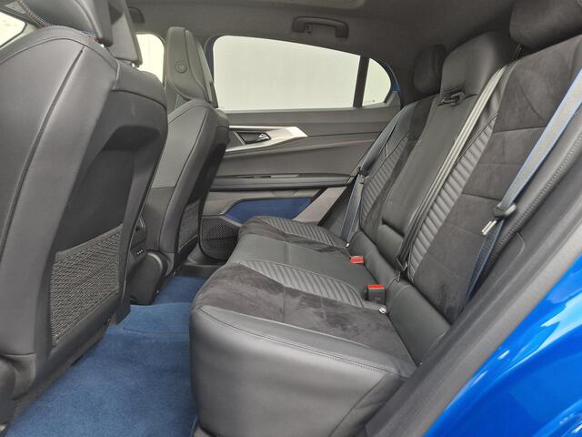 Renault Rafale E-Tech 4x4 plug-in full hybrid 300 esprit Alpine / Fabrieksgarantie tot 09-2027 / Panoramadak / All-season banden / Trekgewicht 1.500 kg / Head Up Display / 360 Camera / Stoel-/Voorruit-/Stuurwiel Verwarmd / Apple Carplay Android Auto / Adpatieve Cruise /
