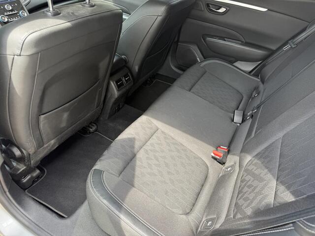 Renault TALISMAN Estate 1.3 TCe Limited / Trekhaak / Automaat / Navigatie / Cruise Control / Bluetooth / Climate Control / Keyless Entry&Go / Sensoren voor en achter / NAP