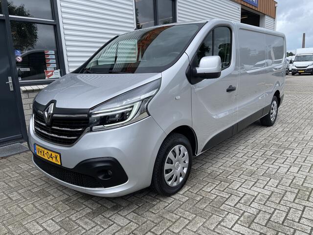 Renault TRAFIC 2.0 dCi 120pk T29 L2H1 Work Edition / rijklaar ¤ 20.450 ex btw / lease vanaf ¤ 366 / zilver metallic / airco / cruise / navi / achteruit rijcamera / bijrijdersbank