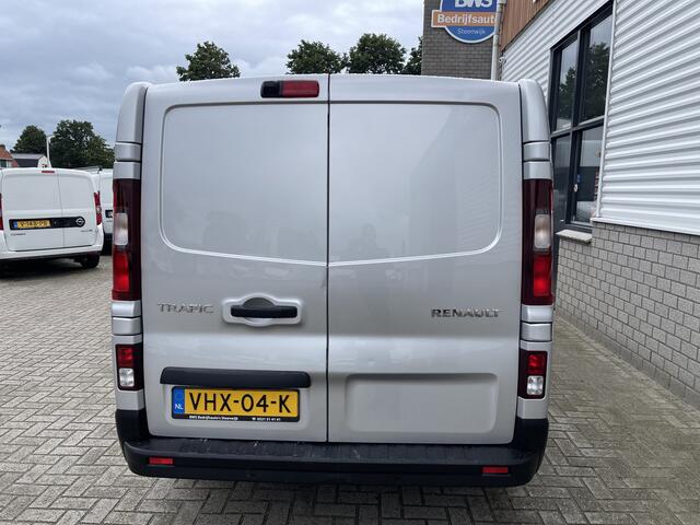 Renault TRAFIC 2.0 dCi 120pk T29 L2H1 Work Edition / rijklaar ¤ 20.450 ex btw / lease vanaf ¤ 366 / zilver metallic / airco / cruise / navi / achteruit rijcamera / bijrijdersbank