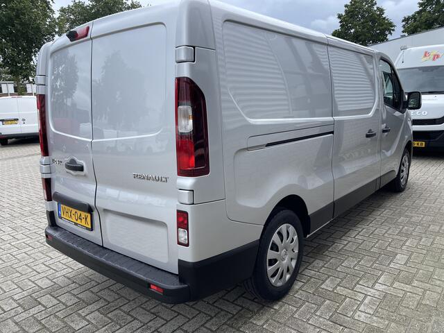 Renault TRAFIC 2.0 dCi 120pk T29 L2H1 Work Edition / rijklaar ¤ 20.450 ex btw / lease vanaf ¤ 366 / zilver metallic / airco / cruise / navi / achteruit rijcamera / bijrijdersbank