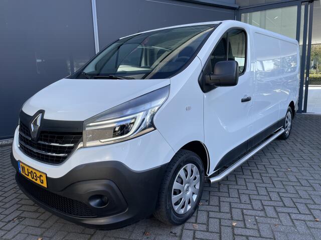 Renault TRAFIC 2.0 dCi 120 T29 L2H1 Airco - Cruise control - Parkeer sensoren achter - Navigatie - Radio - USB/AUX - DAB - Bluetooth - Trekhaak - Licht metalen velgen - Ramen electrisch voor - Voorstoelen verwarmbaar en verstelbaar - B-stoel IHV - 2 zitplaatsen voor - z