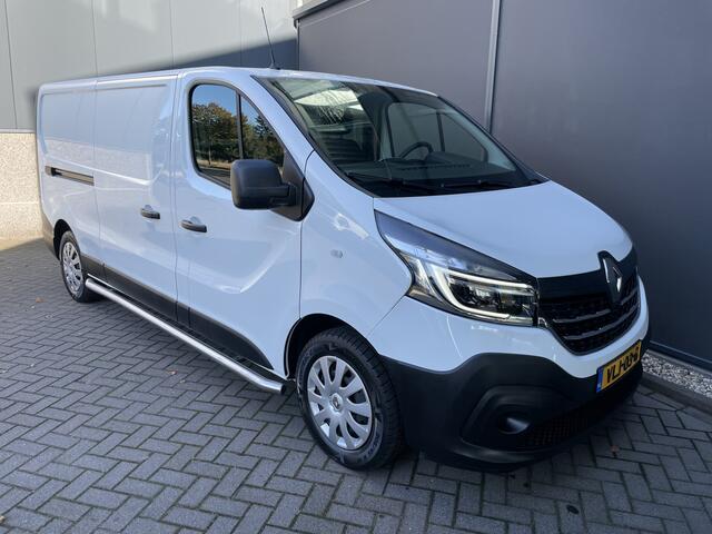 Renault TRAFIC 2.0 dCi 120 T29 L2H1 Airco - Cruise control - Parkeer sensoren achter - Navigatie - Radio - USB/AUX - DAB - Bluetooth - Trekhaak - Licht metalen velgen - Ramen electrisch voor - Voorstoelen verwarmbaar en verstelbaar - B-stoel IHV - 2 zitplaatsen voor - z