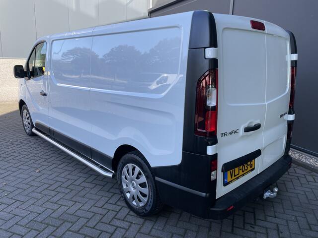 Renault TRAFIC 2.0 dCi 120 T29 L2H1 Airco - Cruise control - Parkeer sensoren achter - Navigatie - Radio - USB/AUX - DAB - Bluetooth - Trekhaak - Licht metalen velgen - Ramen electrisch voor - Voorstoelen verwarmbaar en verstelbaar - B-stoel IHV - 2 zitplaatsen voor - z
