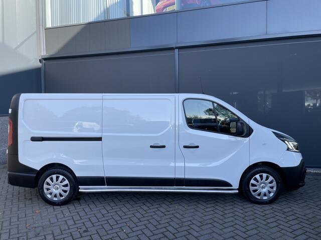 Renault TRAFIC 2.0 dCi 120 T29 L2H1 Airco - Cruise control - Parkeer sensoren achter - Navigatie - Radio - USB/AUX - DAB - Bluetooth - Trekhaak - Licht metalen velgen - Ramen electrisch voor - Voorstoelen verwarmbaar en verstelbaar - B-stoel IHV - 2 zitplaatsen voor - z
