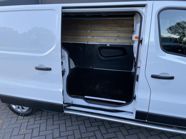 Renault TRAFIC 2.0 dCi 120 T29 L2H1 Airco - Cruise control - Parkeer sensoren achter - Navigatie - Radio - USB/AUX - DAB - Bluetooth - Trekhaak - Licht metalen velgen - Ramen electrisch voor - Voorstoelen verwarmbaar en verstelbaar - B-stoel IHV - 2 zitplaatsen voor - z