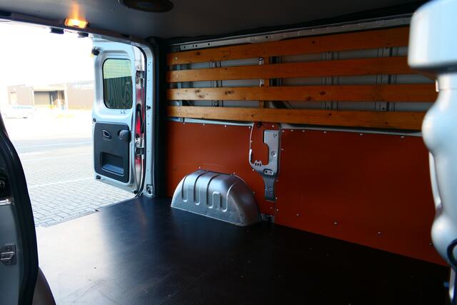 Renault TRAFIC 1.6 dCi T27 L1H1 Comfort - Trekhaak, lat-lat betimmering, camera, achterdeuren met ruiten