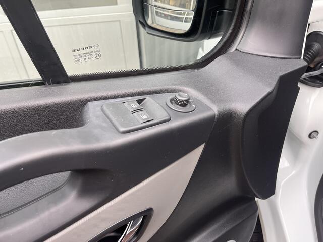 Renault TRAFIC 1.6 dCi T29 L2H1 Airco Cruise controle 3-Persoons Telefoonverbinding Achterruitrij camera Parkeersensoren achter 1e eigenaar Euro 6 Dealer onderhouden