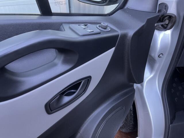 Renault TRAFIC 1.6 dCi 126pk L1H1 Airco Climate controle Trekhaak 2000kg Kastinrichting Navigatie Camera 3 persoons Euro 6