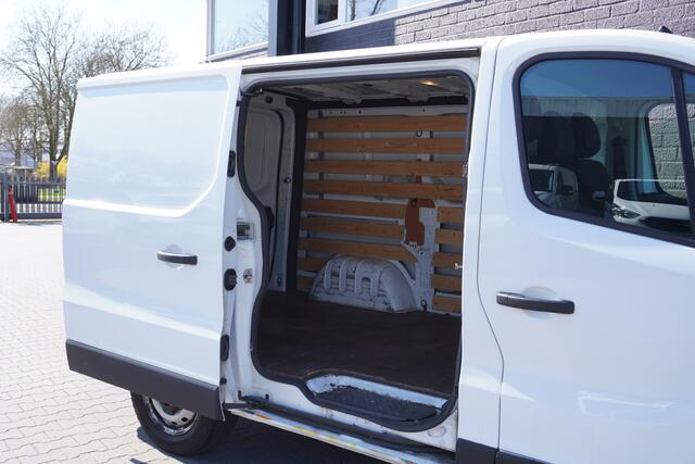 Renault TRAFIC 2.0 dCi 120PK EURO 6 - Airco - Cruise - Trekhaak - ¤ 12.499 ,- Excl.