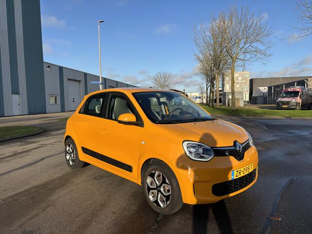 Renault TWINGO 1.0i SCe Collection 75 PK. Slechts 13.000 KM !!! Gewoon een nieuwe auto !!