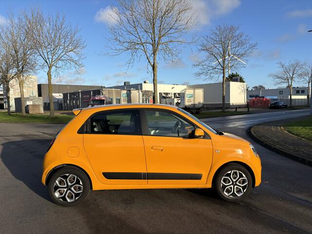 Renault TWINGO 1.0i SCe Collection 75 PK. Slechts 13.000 KM !!! Gewoon een nieuwe auto !!