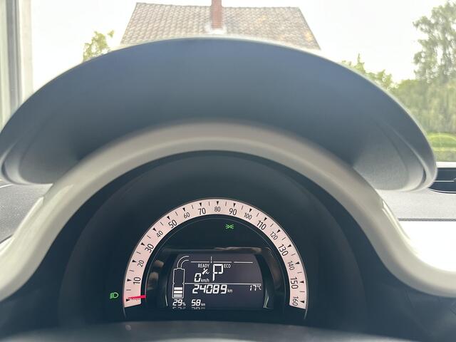 Renault TWINGO Z.E. R80 Série Limitée Vibes | Eerste eigenaar | Nederlandse auto | Navigatiesysteem | Camera achter | Unieke kilometerstand | 100% elektrisch | Dealeronderhouden | SoH 95% | Voorstoelen verwarmd | Unieke uitvoering |