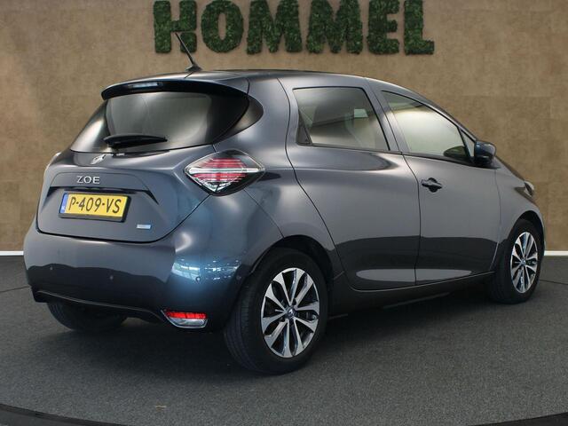 Renault ZOE R110 Life Carshare 52 kWh - KOOPACCU 52 KWH - 2 LAADKABELS - PARKEERSENSOREN VOOR/ACHTER - DODEHOEK DETECTIE - HALF LEDEREN BEKLEDING - CAMERA - NAVIGATIE - ARMSTEUN VOOR - DAB RADIO - RIJBEREIK ONGEVEER 370 KM
