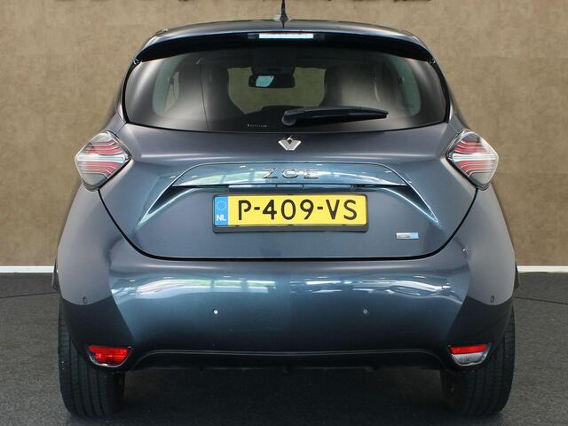 Renault ZOE R110 Life Carshare 52 kWh - KOOPACCU 52 KWH - 2 LAADKABELS - PARKEERSENSOREN VOOR/ACHTER - DODEHOEK DETECTIE - HALF LEDEREN BEKLEDING - CAMERA - NAVIGATIE - ARMSTEUN VOOR - DAB RADIO - RIJBEREIK ONGEVEER 370 KM
