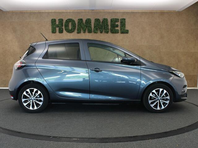 Renault ZOE R110 Life Carshare 52 kWh - KOOPACCU 52 KWH - 2 LAADKABELS - PARKEERSENSOREN VOOR/ACHTER - DODEHOEK DETECTIE - HALF LEDEREN BEKLEDING - CAMERA - NAVIGATIE - ARMSTEUN VOOR - DAB RADIO - RIJBEREIK ONGEVEER 370 KM