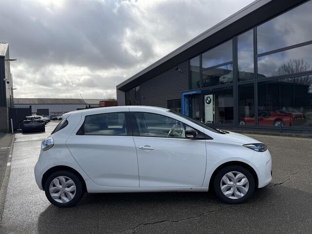 Renault ZOE R90 Life 41 kWh KOOPACCU | SOH 99% | 3-FASE LADER | RENAULT DEALER ONDERHOUDEN | NAVIGATIE | PARKEERSENSOREN | ORIGINEEL NL AUTO (NAP) | CLIMATE CONTROL | RIJKLAAR GELEVERD MET 12 MND BOVAG GARANTIE |