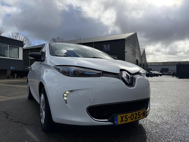 Renault ZOE R90 Life 41 kWh KOOPACCU | SOH 99% | 3-FASE LADER | RENAULT DEALER ONDERHOUDEN | NAVIGATIE | PARKEERSENSOREN | ORIGINEEL NL AUTO (NAP) | CLIMATE CONTROL | RIJKLAAR GELEVERD MET 12 MND BOVAG GARANTIE |