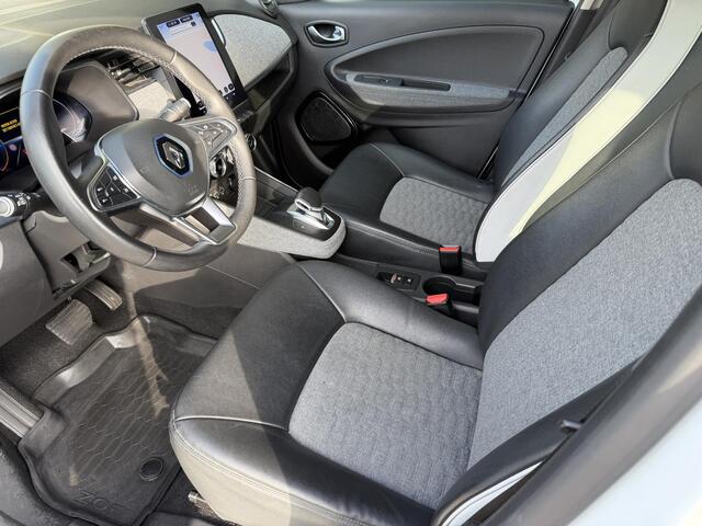 Renault ZOE Intens B-buy 52KWH R135 / Koopaccu / SOH 97% / Snellader/ BOSE Hifi / Clima / Navigatie / Cruise Controle / Parkeer Camera / Carplay / 16" LM velgen / donker glas