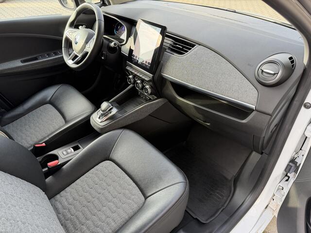 Renault ZOE Intens B-buy 52KWH R135 / Koopaccu / SOH 97% / Snellader/ BOSE Hifi / Clima / Navigatie / Cruise Controle / Parkeer Camera / Carplay / 16" LM velgen / donker glas