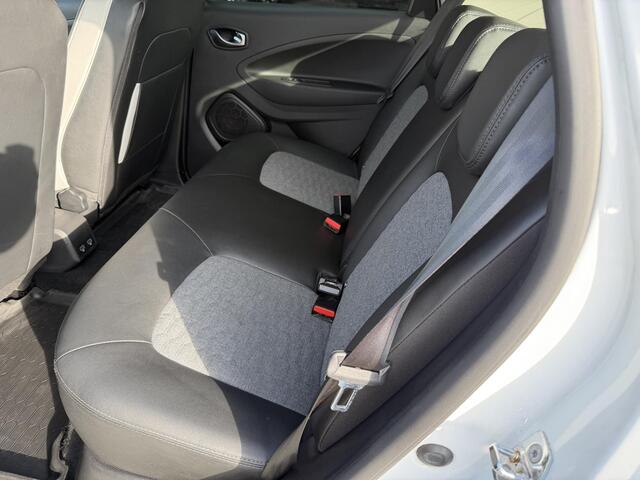 Renault ZOE Intens B-buy 52KWH R135 / Koopaccu / SOH 97% / Snellader/ BOSE Hifi / Clima / Navigatie / Cruise Controle / Parkeer Camera / Carplay / 16" LM velgen / donker glas